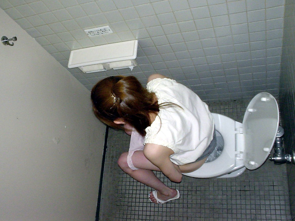 Teen toilet voyeur